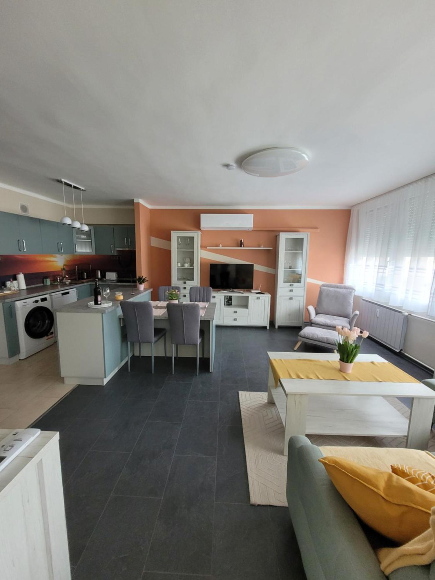 Krisztina Apartman Apartment Salgótarján Екстериор снимка